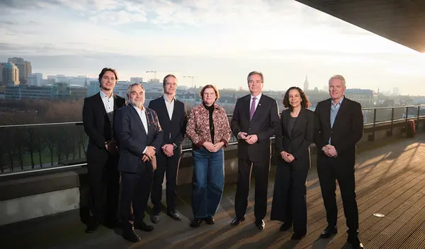 Groepsfoto Bezoek Bremen Op Balkon Provinciehuis 1 © Fred Libochant